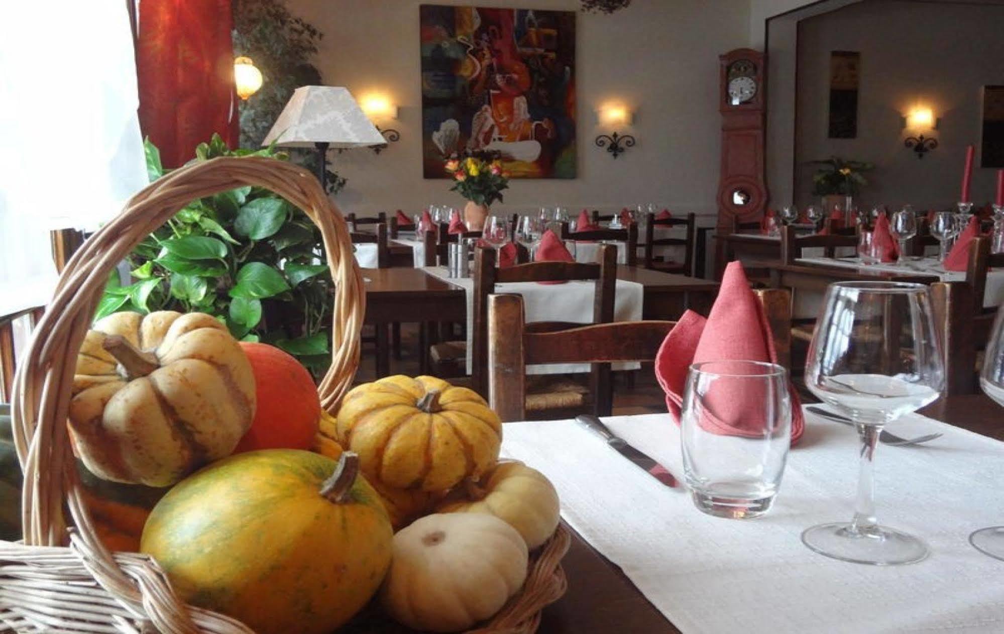 Logis Hotel-Restaurant Le Relais Hauterives Bagian luar foto
