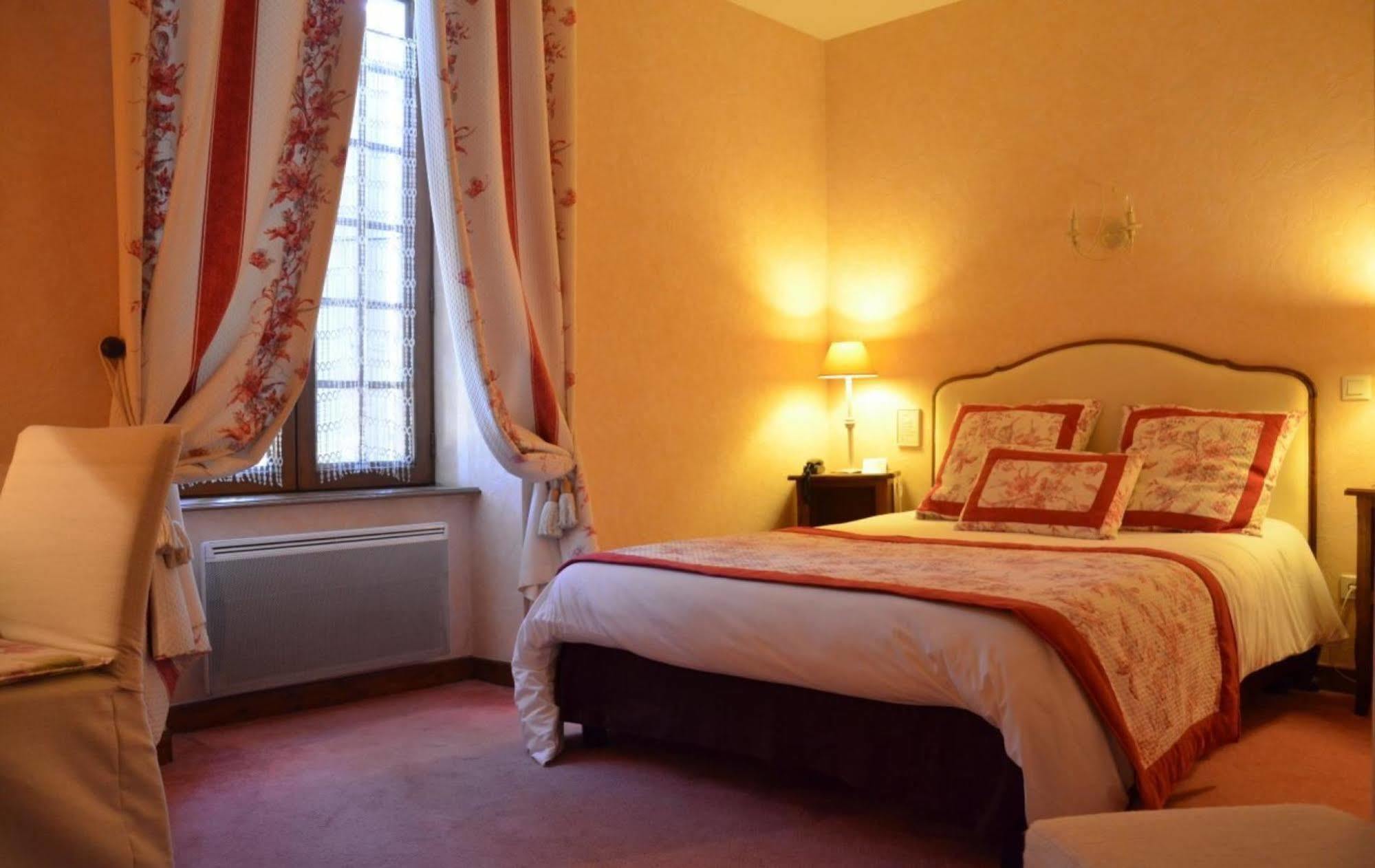 Logis Hotel-Restaurant Le Relais Hauterives Bagian luar foto