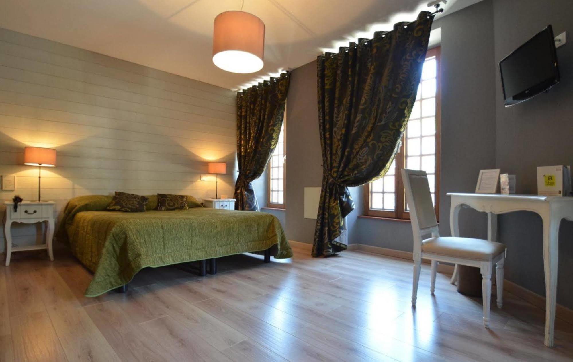 Logis Hotel-Restaurant Le Relais Hauterives Bagian luar foto
