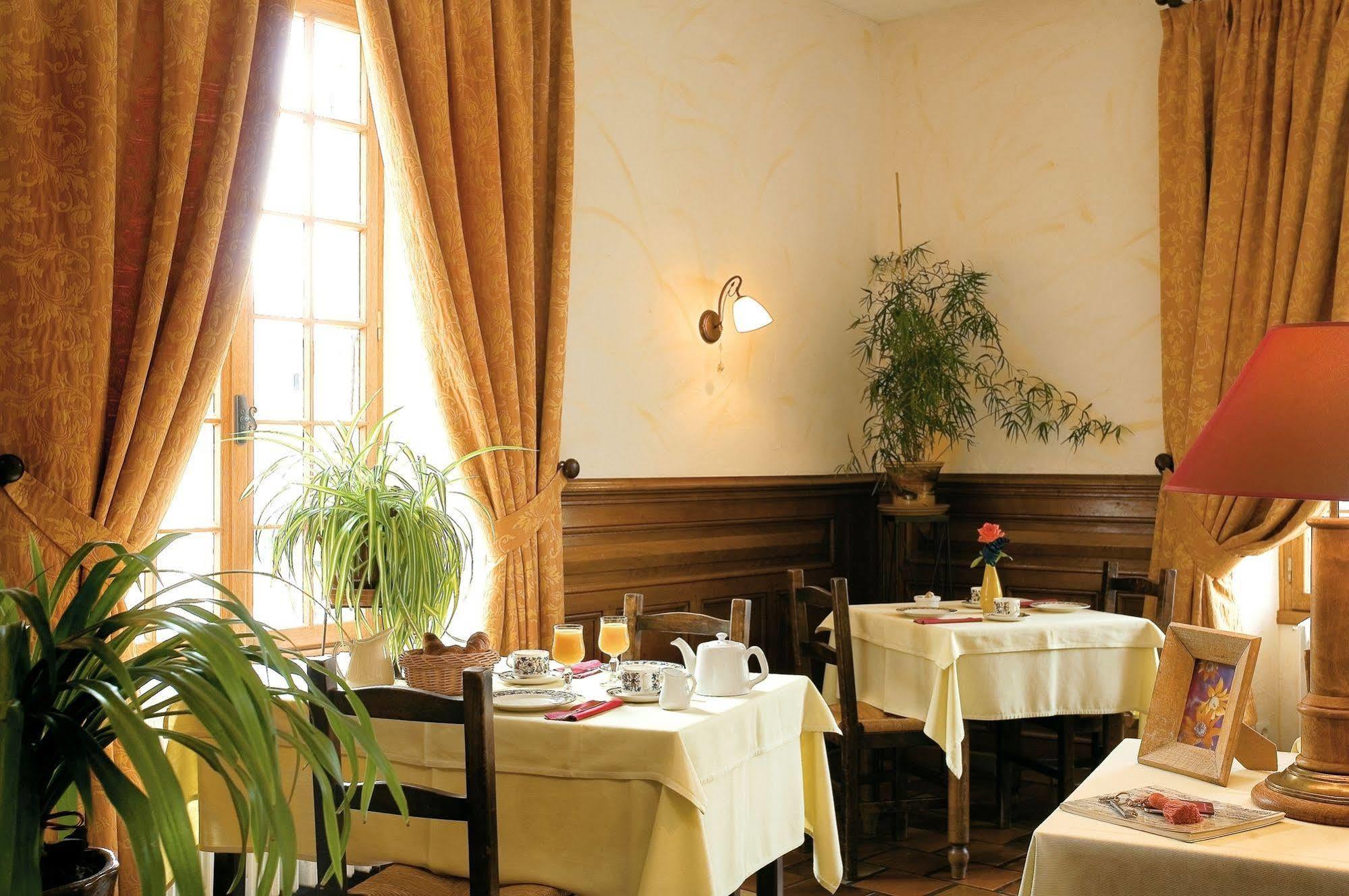 Logis Hotel-Restaurant Le Relais Hauterives Bagian luar foto